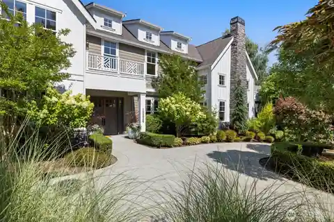 Hampton's Inspired Property in the Heart of Enatai