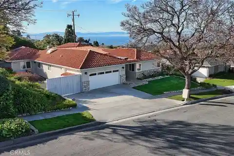 Single-Level Ease with Sweeping Panoramic Views