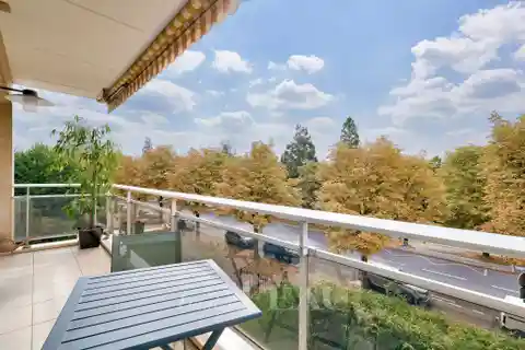 Immaculate Dual-Aspect Apartment