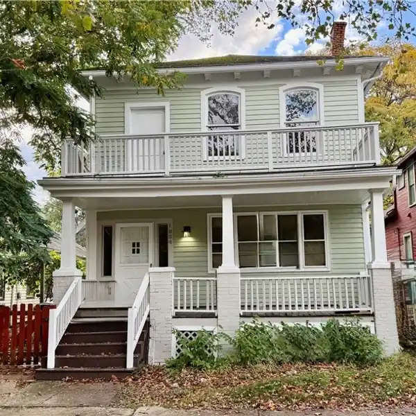 MODERN GEM WITH DESIGNER KITCHEN UPGRADES