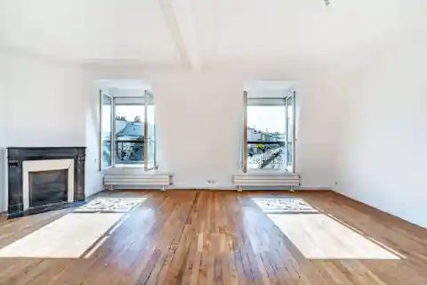 Peaceful and Sunny Top-Floor Apartment