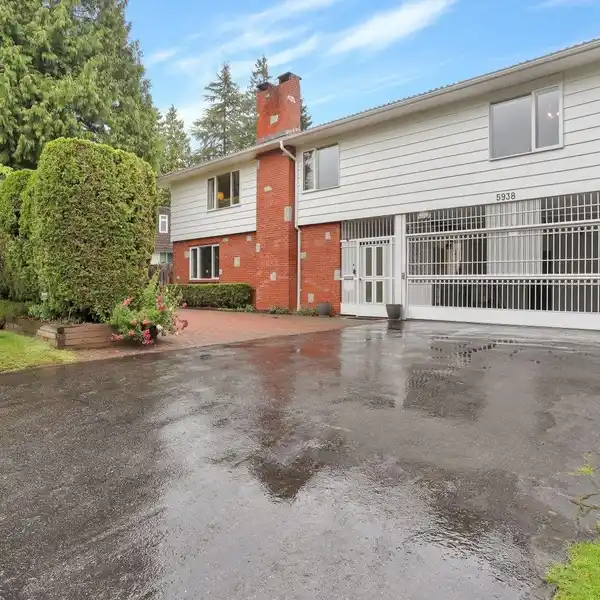 MID-CENTURY DESIGN IN A PRESTIGIOUS NEIGHBORHOOD