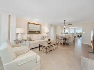 Three Bedroom End Residence in the Newly Updated St. Laurent