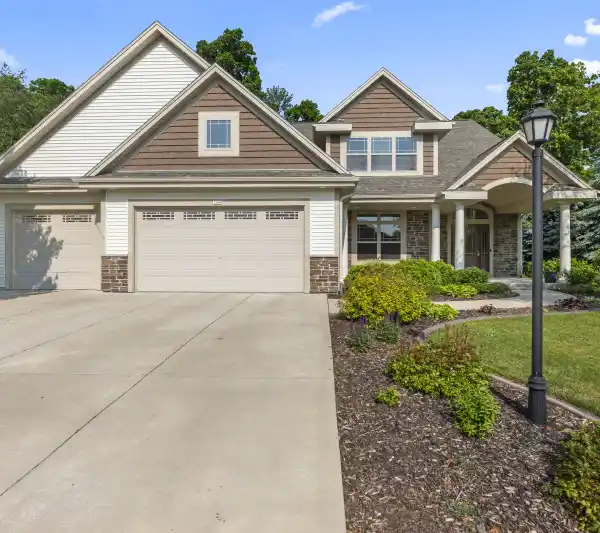 LARGE EXECUTIVE HOME WITH SEPARATE QUARTERS