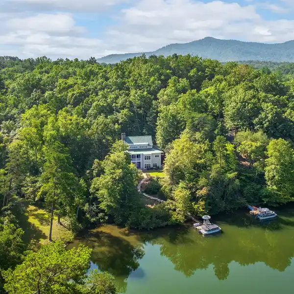 IDYLLIC LAKEFRONT HOME