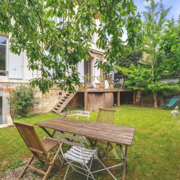 CHARMING MONTREUIL HOME WITH GARDEN OASIS