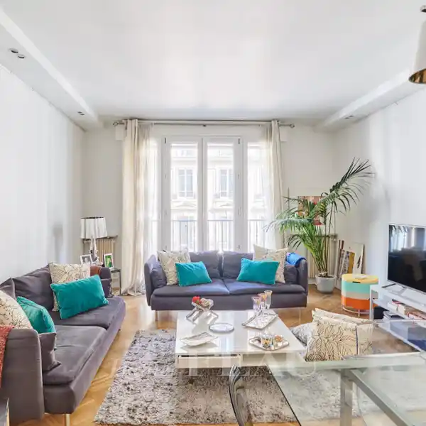 BRIGHT AND QUIET APARTMENT