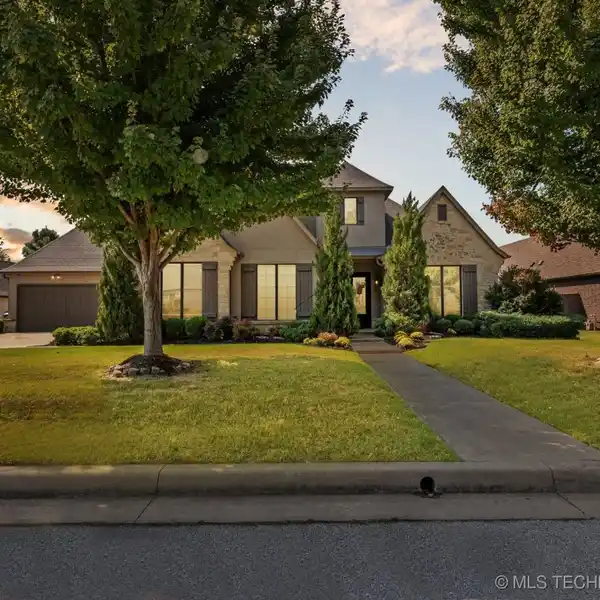 STUNNING LUXURY HOME WITH BEAUTIFULLY DESIGNED LIVING SPACE