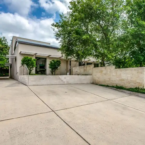 ELEGANT ESTATE DESIGNED TO PERFECTION