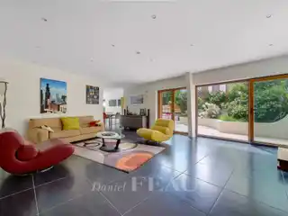 Sunlit Modernist Home with Independent Apartment