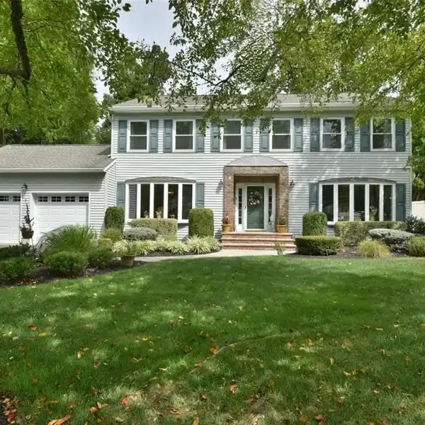 METICULOUSLY MAINTAINED CUSTOM COLONIAL