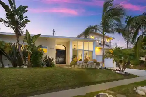 Beautifully Remodeled Coastal Retreat