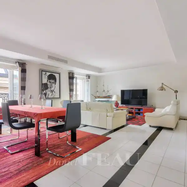 FIVE BEDROOM APARTMENT IN A CORNER BUILDING