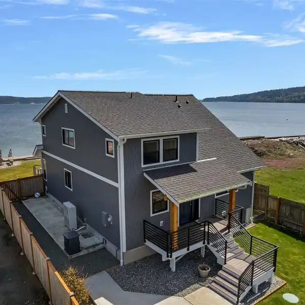WHIDBEY WATERFRONT RETREAT