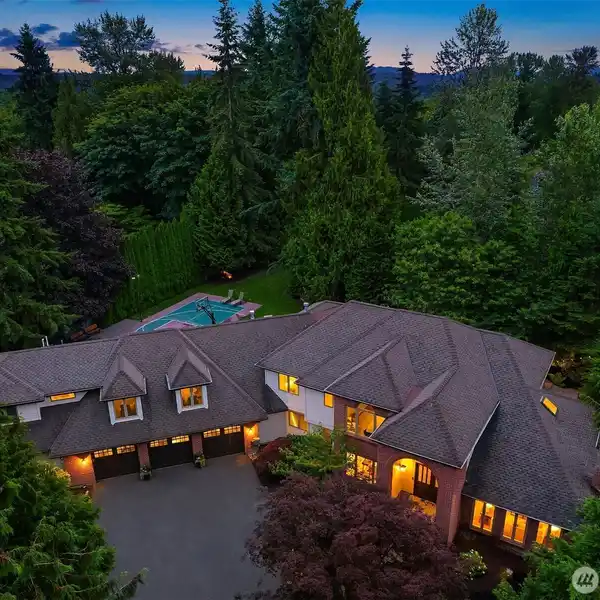 LUXURY ENGLISH HILL PREMIER ESTATE