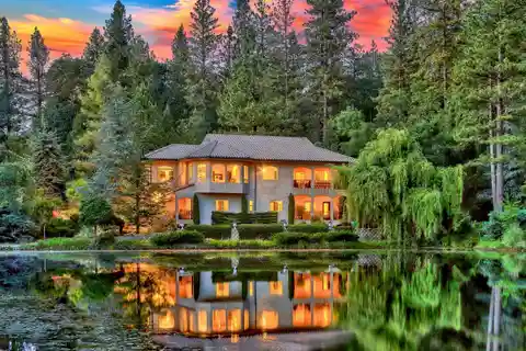 Awe-inspiring Retreat Amidst Natural Splendor