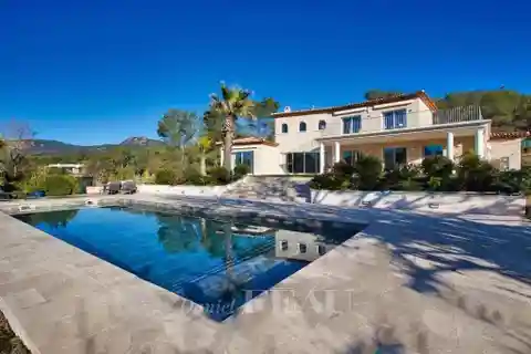 Luxurious Villa with Stunning Pool and Privacy