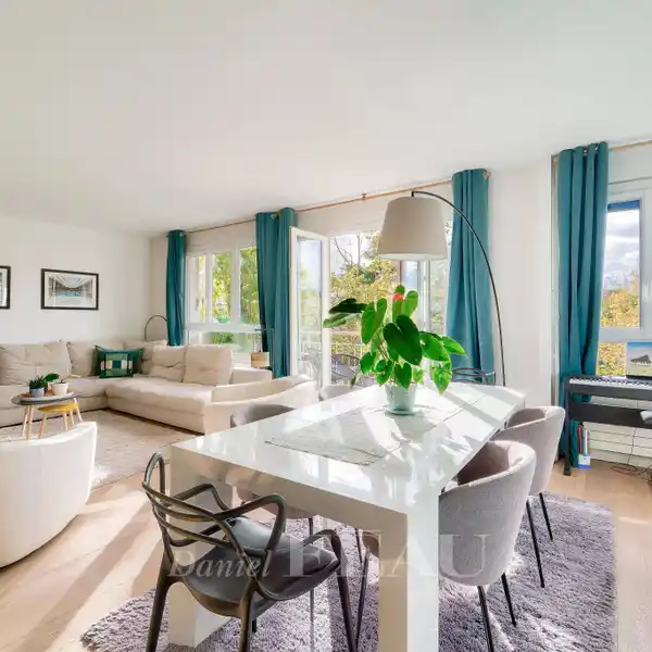 LUXURY HOME WITH WEST-FACING BALCONY AND LIGHT