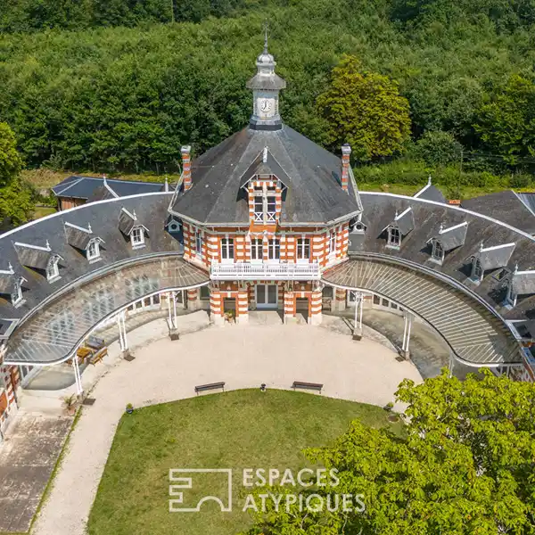 EXTRAORDINARY HORSESHOE-SHAPED PROPERTY WITH A RICH HISTORY