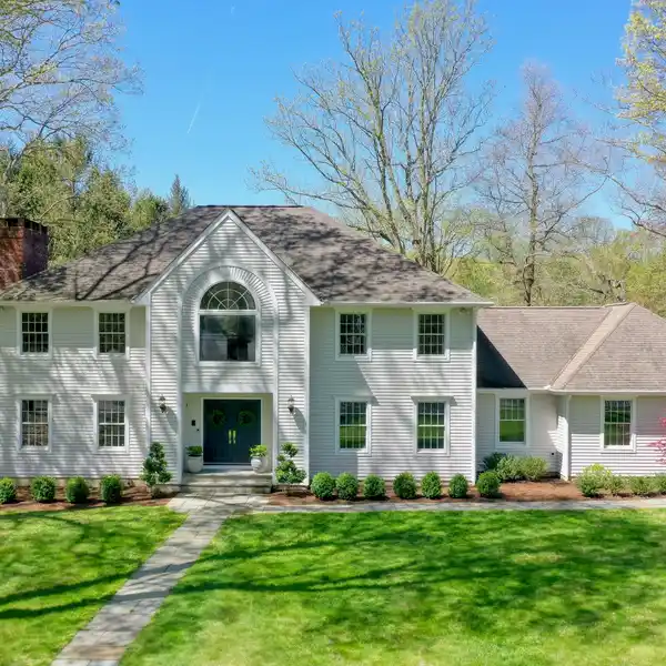 BRIGHT AND INVITING COLONIAL