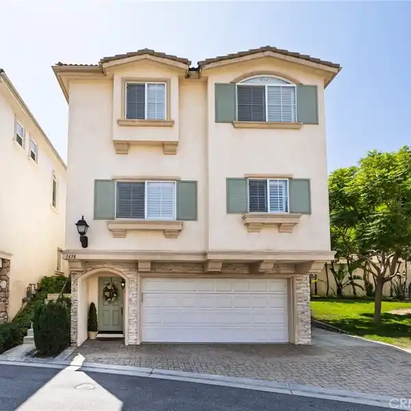 PRIVATE BLOCK LOCATION WITH SPACIOUS LIVING AREAS AND THOUGHTFUL LAYOUT