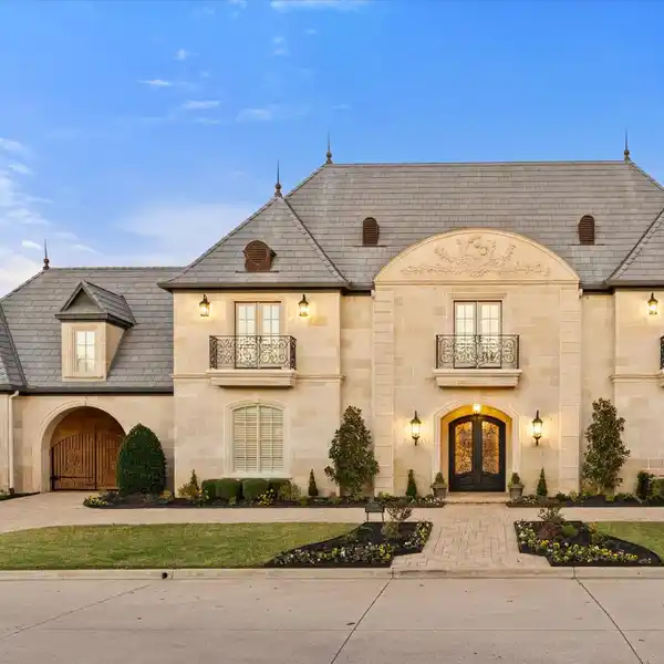 STUNNING ESTATE IN PREMIER STRAWBERRY FIELDS