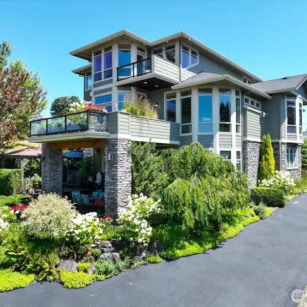 STUNNING CITY & RIVER VIEWS FROM THIS LUXURY HOME