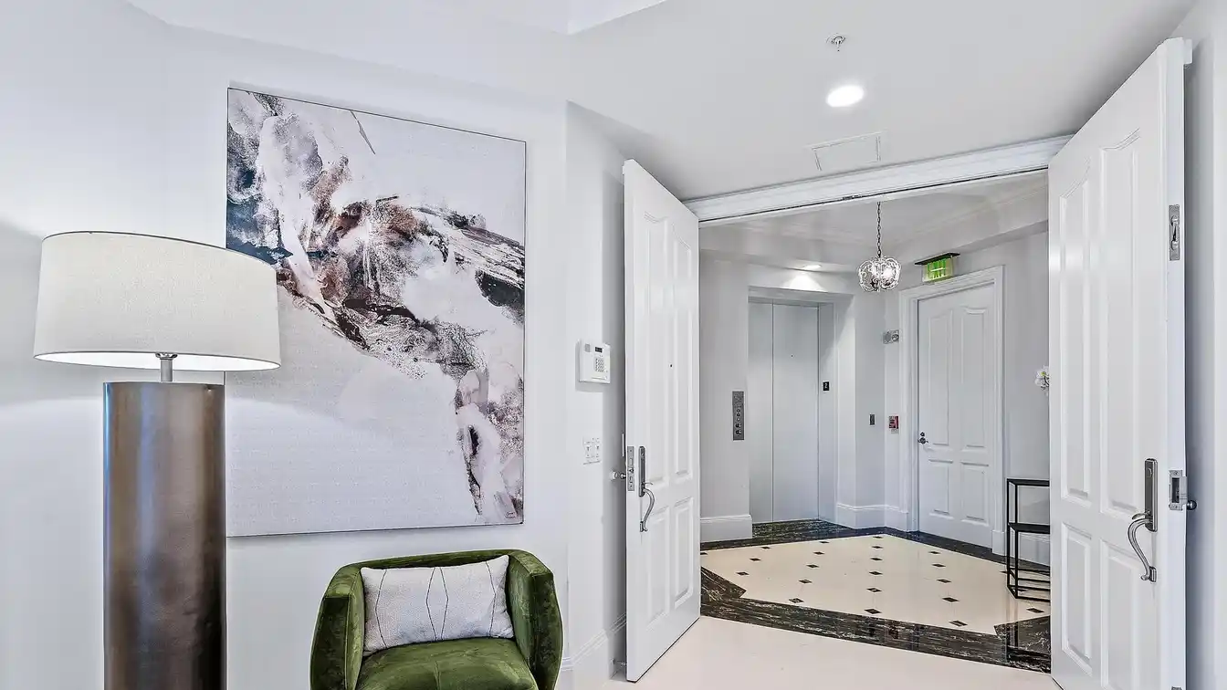 Lakefront Living with Dockage