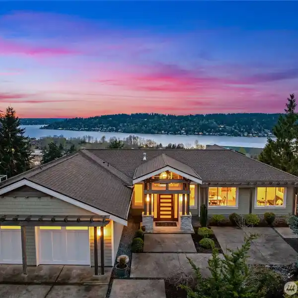 CONTEMPORARY HOME ABOVE LAKE WASHINGTON