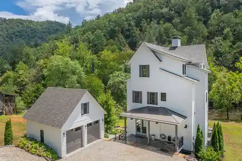 Luxurious Modern Farm Home Above the Tuckasegee River