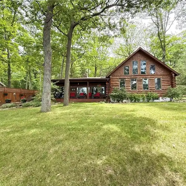 LAKEFRONT LOG CABIN RETREAT