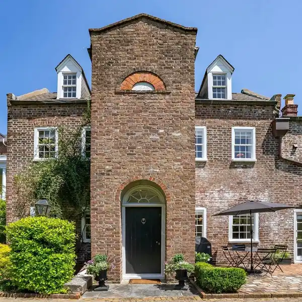RARE CARRIAGE HOUSE ON A BEAUTIFUL AND PEACEFUL STREET