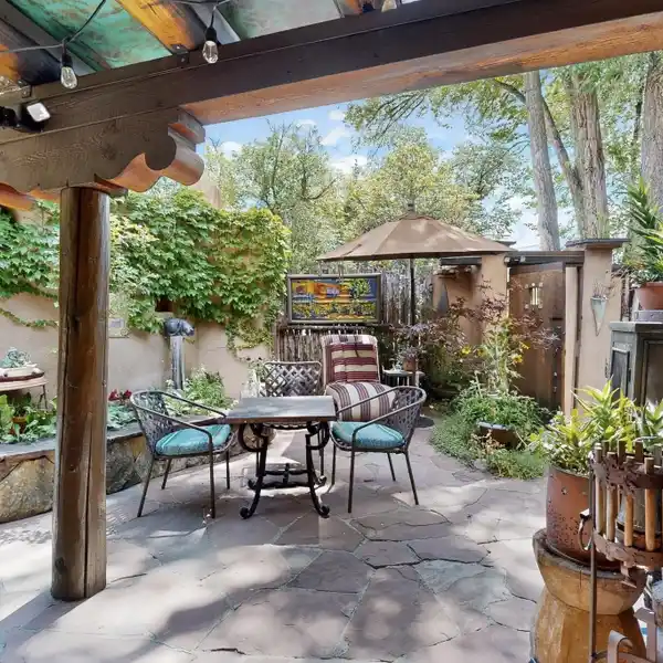 LOVELY HOME WITH COURTYARD