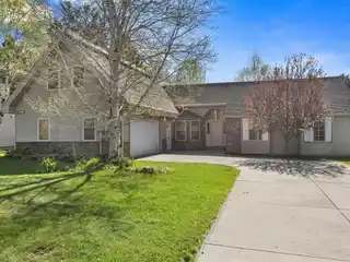 Stunning Mountain Views in Heritage Park Retreat