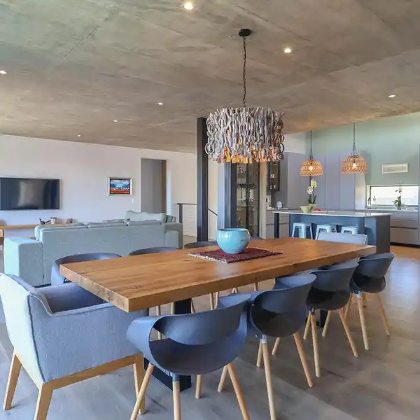 SPACIOUS AND VERSATILE MODERN HOME