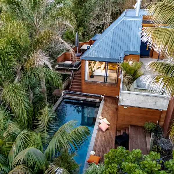 EASTERN BAYS BUSH RETREAT WITH COASTAL ELEGANCE