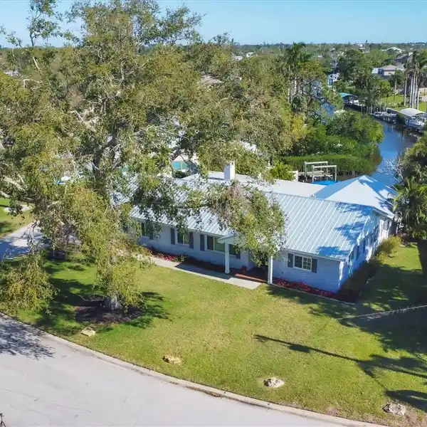 WATERFRONT HOME IN NORTHWEST BRADENTON