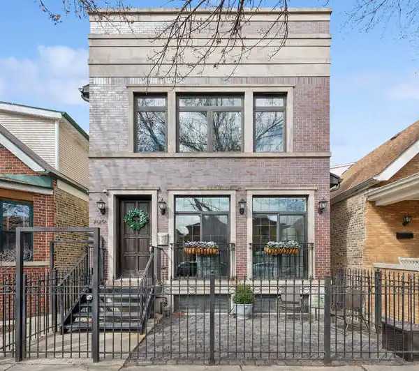 GORGEOUS SINGLE-FAMILY BUCKTOWN HOME