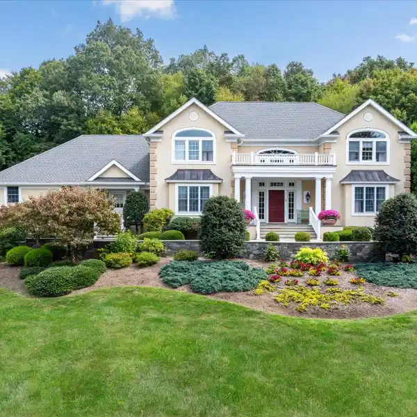 EXQUISITE COLONIAL ESTATE IN PRIMROSE FARMS