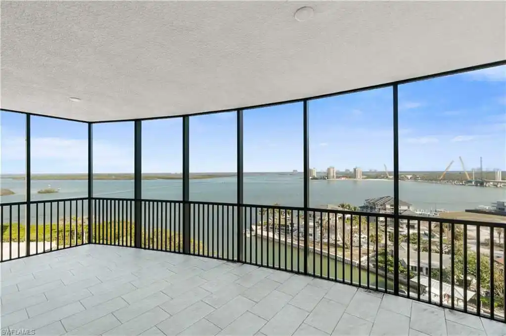 Bayside End-unit in a New Tower