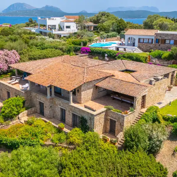 PRESTIGIOUS VILLA IMMERSED IN NATURE