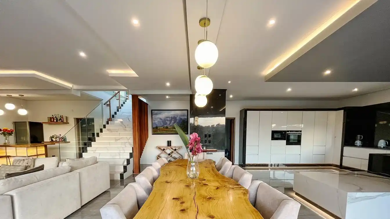 Exquisite Six-bedroom Villa in Zimbali Estate