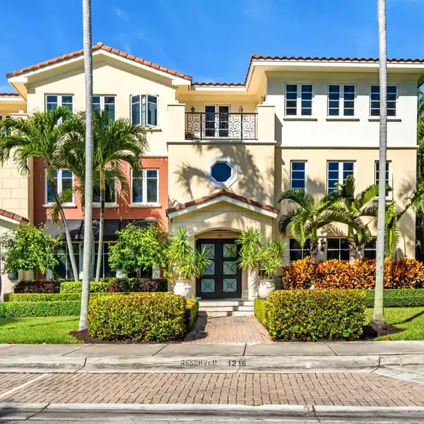 COURTYARD TOWNHOME IN AN EXCLUSIVE ENCLAVE