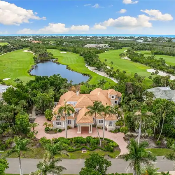 SPACIOUS SANCTUARY WITH STUNNING LAKE VIEWS