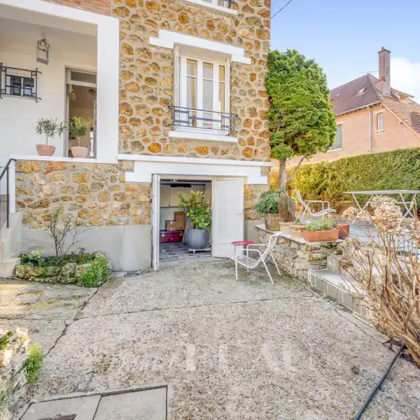 RENOVATED 1920S MILLSTONE HOME WITH GARDEN