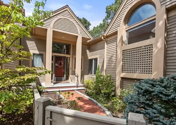 ELEGANT TOWNHOUSE WITH MODERN APPEAL & OUTDOOR LIVING