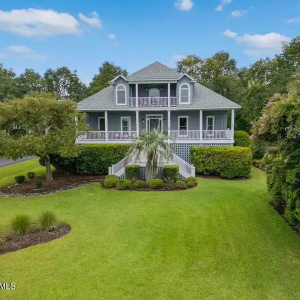 BEAUTIFUL CUSTOM HOME IN CHARLESTON LANDING