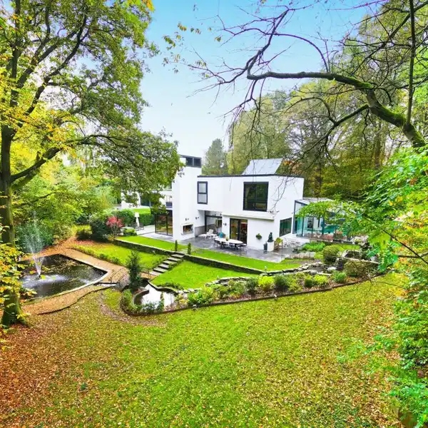 BEAUTIFUL ARCHITECT-DESIGNED VILLA