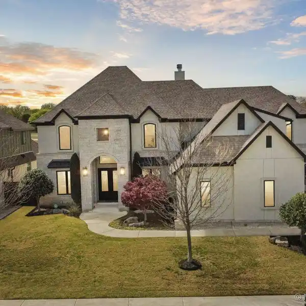 STRIKING LUXURY HOME