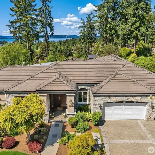 STUNNING CLYDE HILL LUXURY HOME